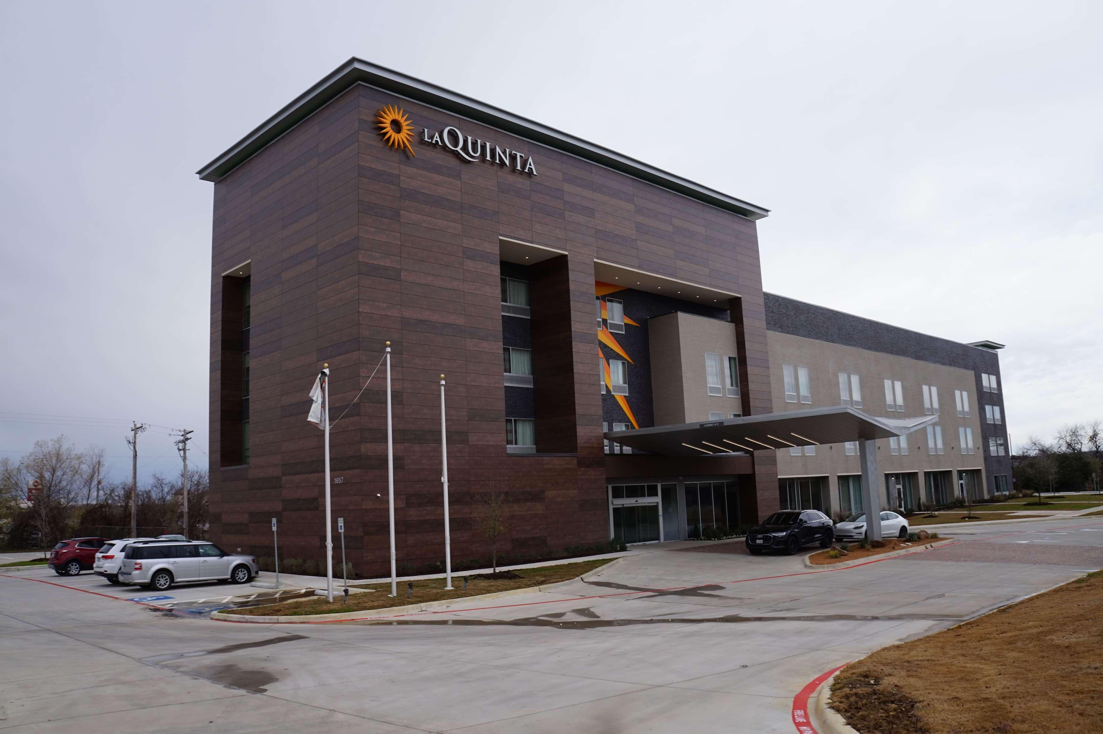 La Quinta Inn & Suites By Wyndham Lewisville Exterior photo