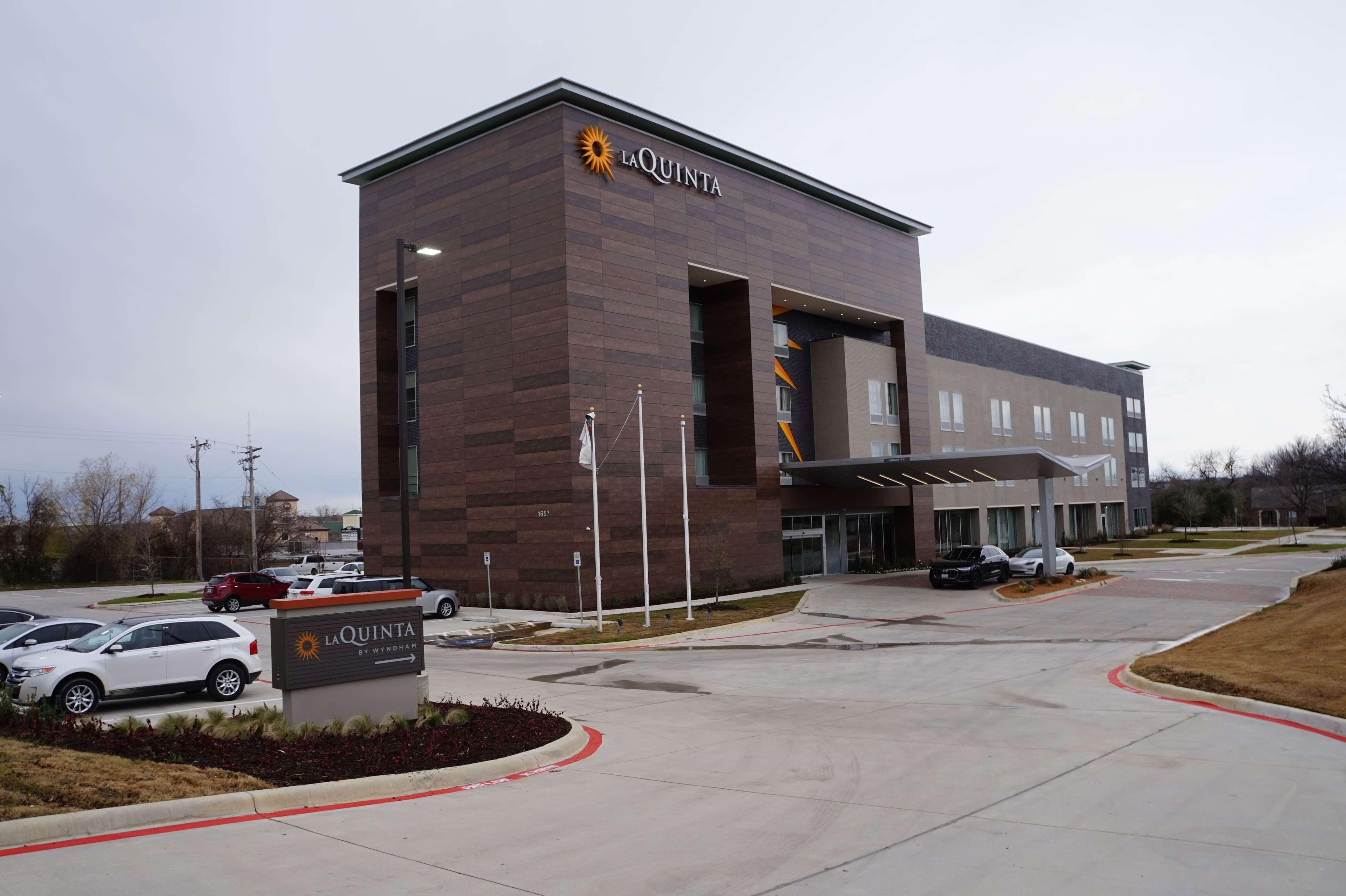 La Quinta Inn & Suites By Wyndham Lewisville Exterior photo